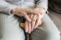 стари хора с ортопедични проблеми - 39015 вида